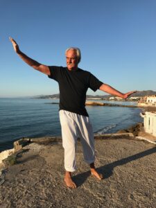 Tai Chi auf einem Hügel am Meer