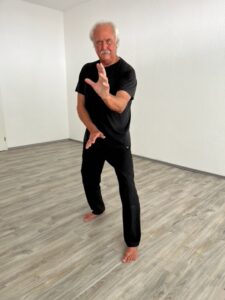 Tai Chi-Pose im Raum